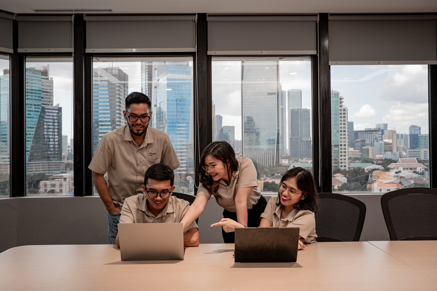 team mit laptops im arbeitsraum